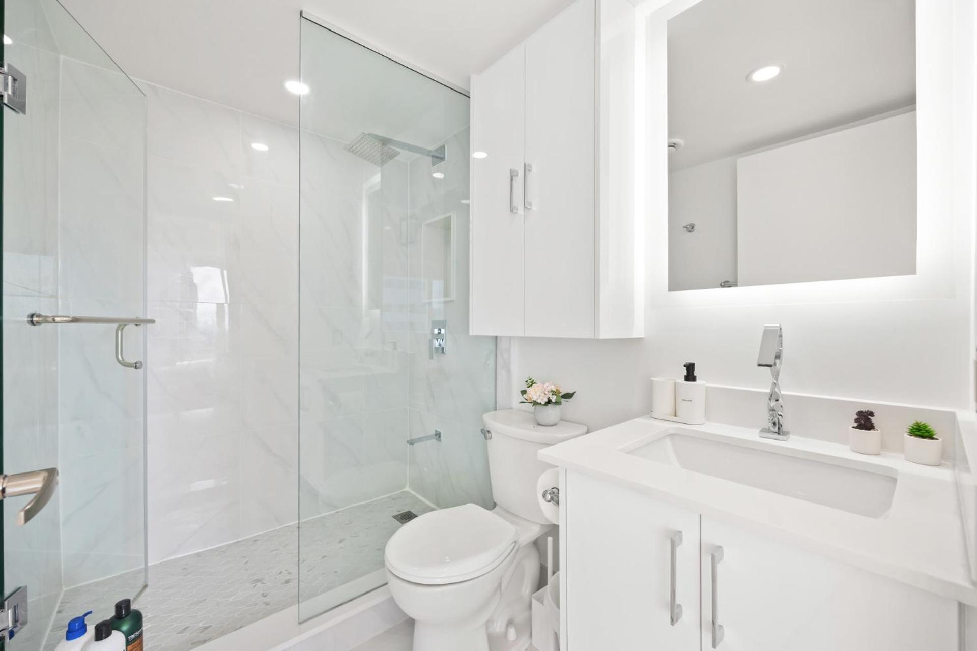 Modern 2-Bedroom Condo W Floor To Ceiling Windows Τορόντο Εξωτερικό φωτογραφία